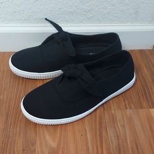 Comfortview black slip ons